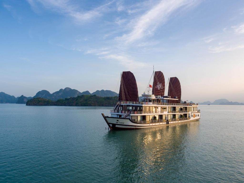 Lan ha bay 2 days 1 night Orchid trendy 14 cabins luxury cruise